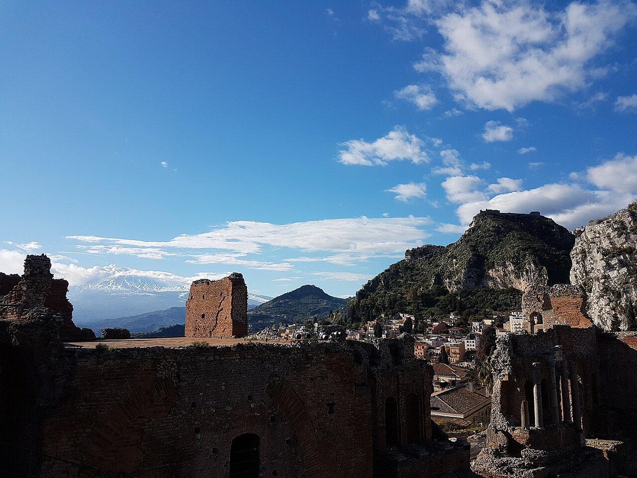El Teatro Antiguo, parada obligada de qué ver en Taormina, con el Etna al fondo