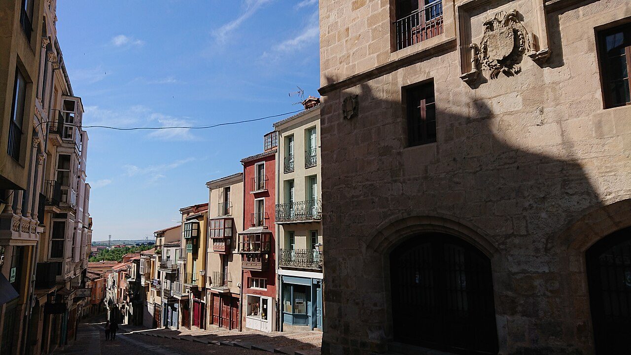 La colorida calle Balborraz, parada obligada en el itinerario por Zamora