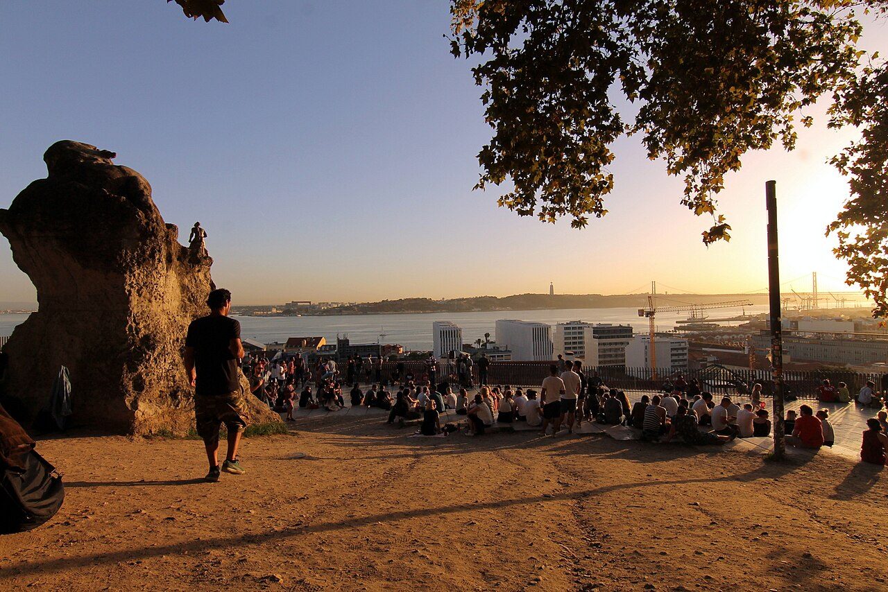 Atardecer desde un mirador, uno de los mayores placeres que ver en Lisboa