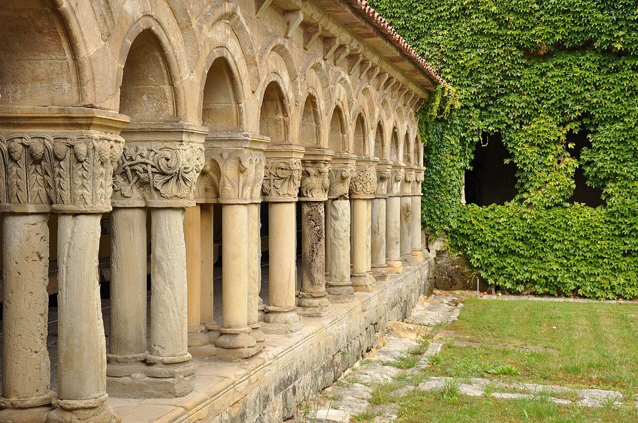 El claustro románico de la Colegiata de Santa Juliana, joya que ver en Santillana del Mar