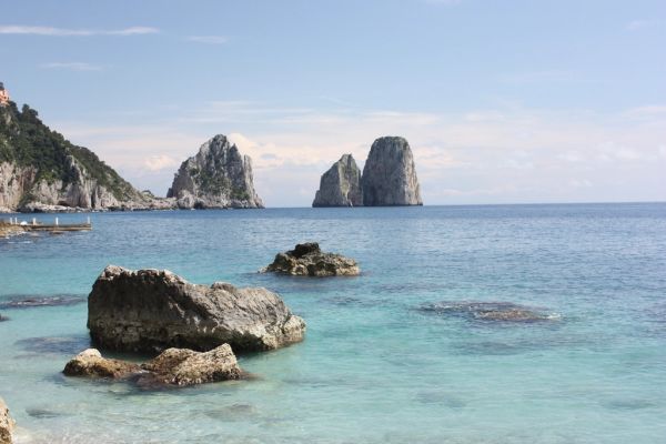 Los Faraglioni desde los Jardines de Augusto, imagen icónica de qué ver en Capri.