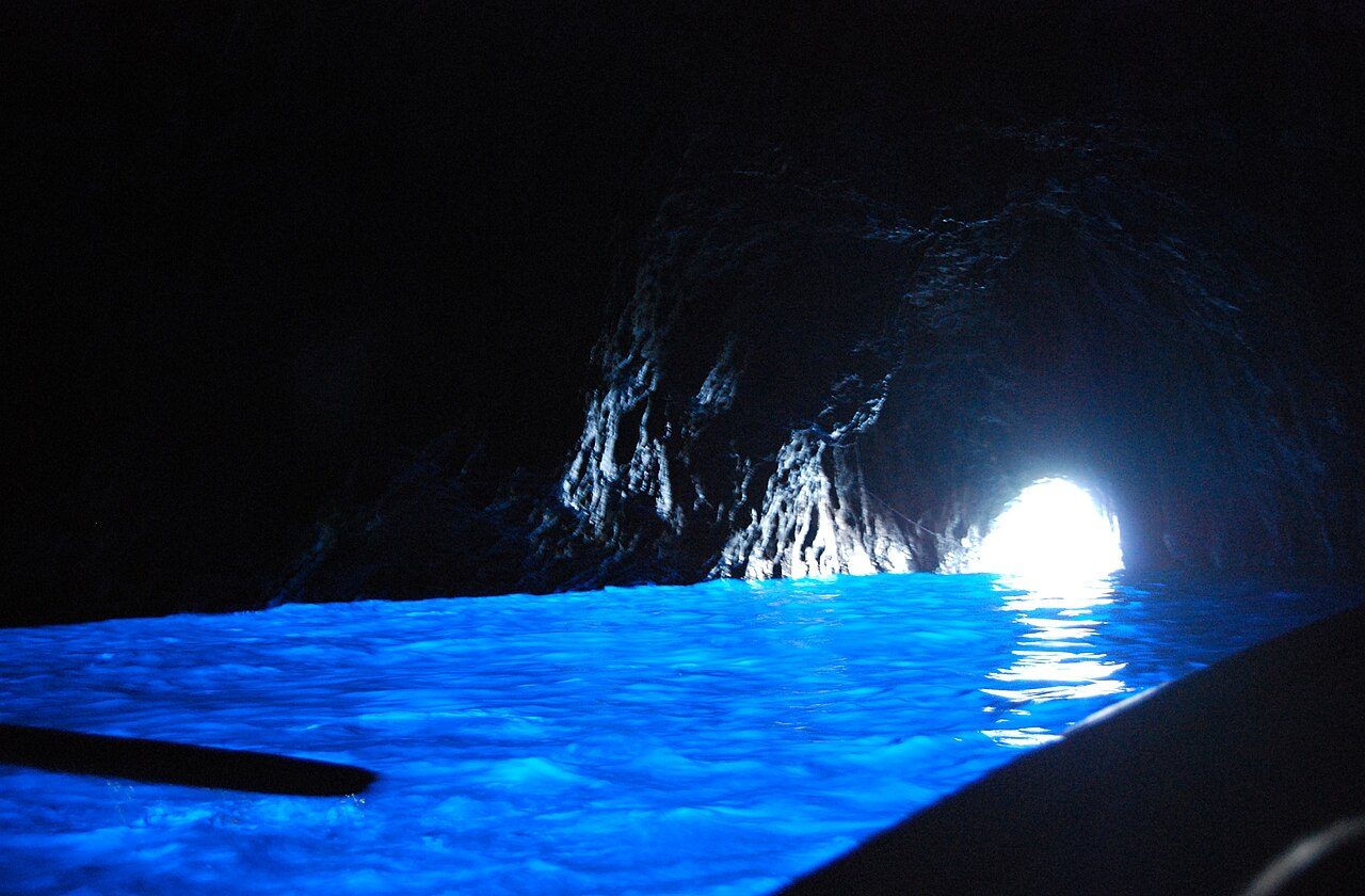 La Gruta Azul, uno de los grandes iconos que ver en Capri desde el mar.