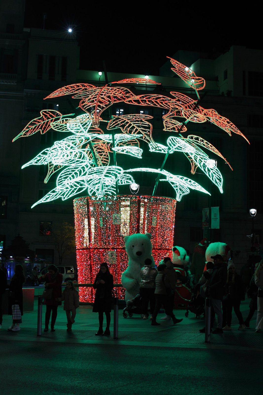 La Gran Vía iluminada en Navidad, uno de los mejores momentos para visitar Madrid