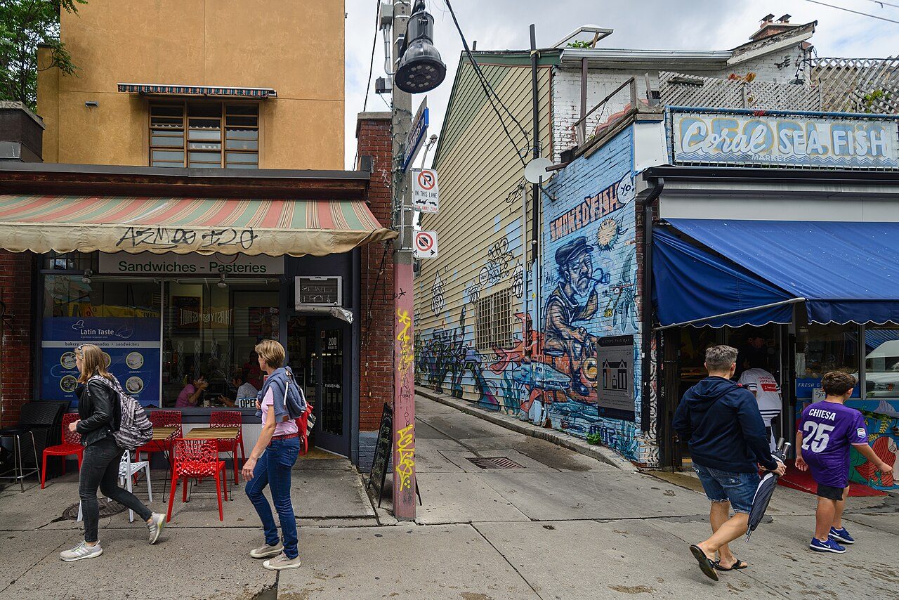 Las calles llenas de color de Kensington Market, una parada obligada al pensar qué ver en Toronto