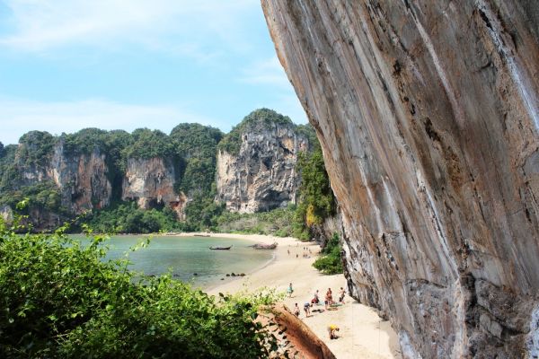 Los acantilados de piedra caliza, la imagen más icónica de qué ver en Krabi