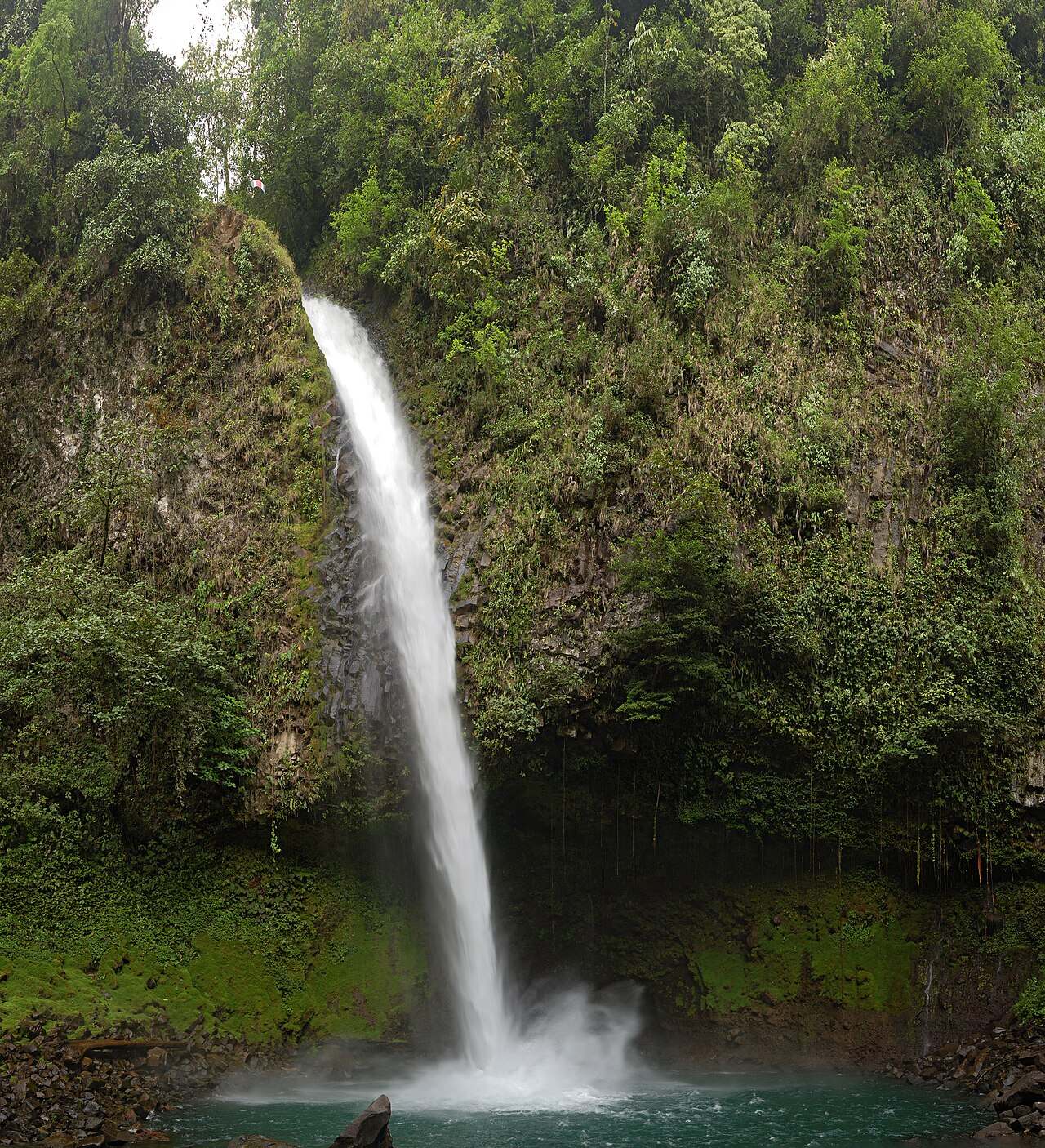 La Catarata de La Fortuna, parada obligada de qué ver en Arenal
