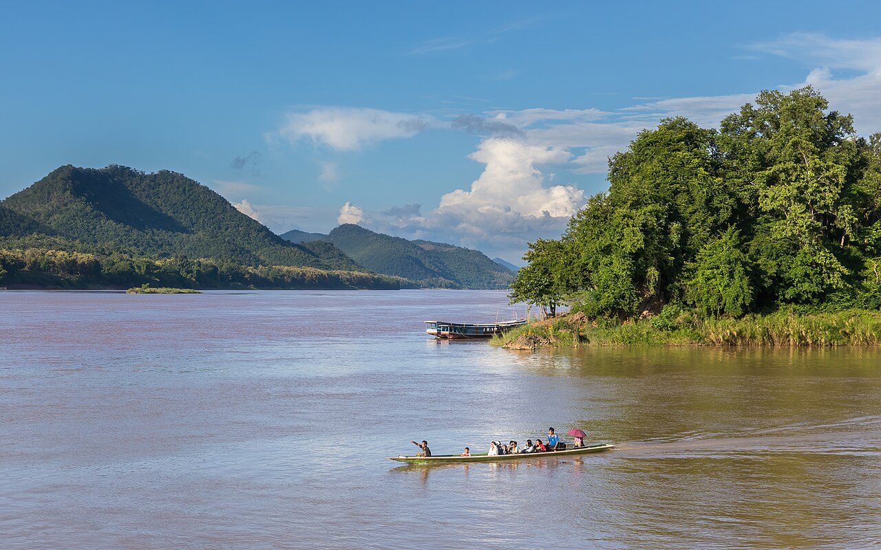 Vistas del río Mekong a su paso por Luang Prabang, uno de los grandes atractivos que ver en la ciudad