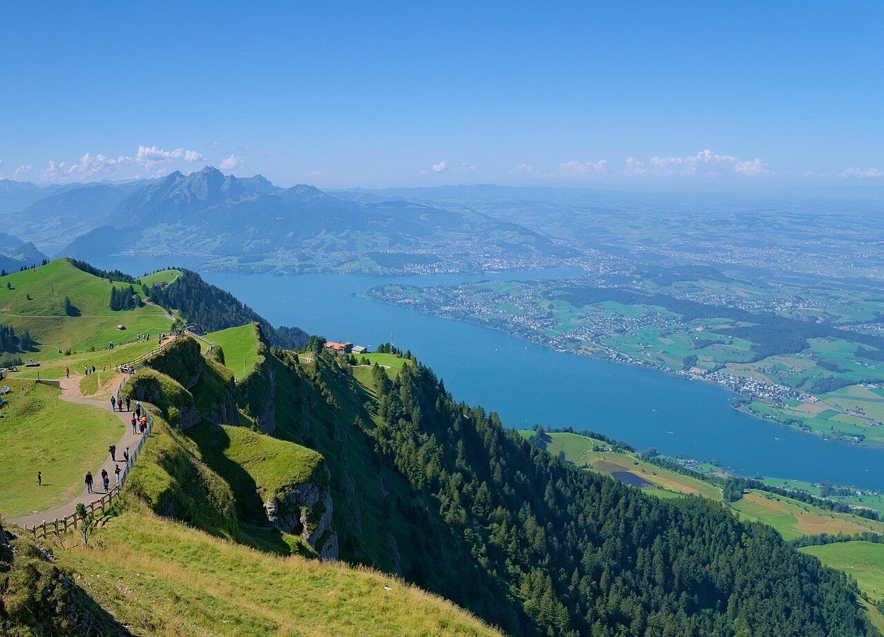 Vista de Lucerna junto al Lago de los Cuatro Cantones, punto de partida para saber qué ver en Lucerna