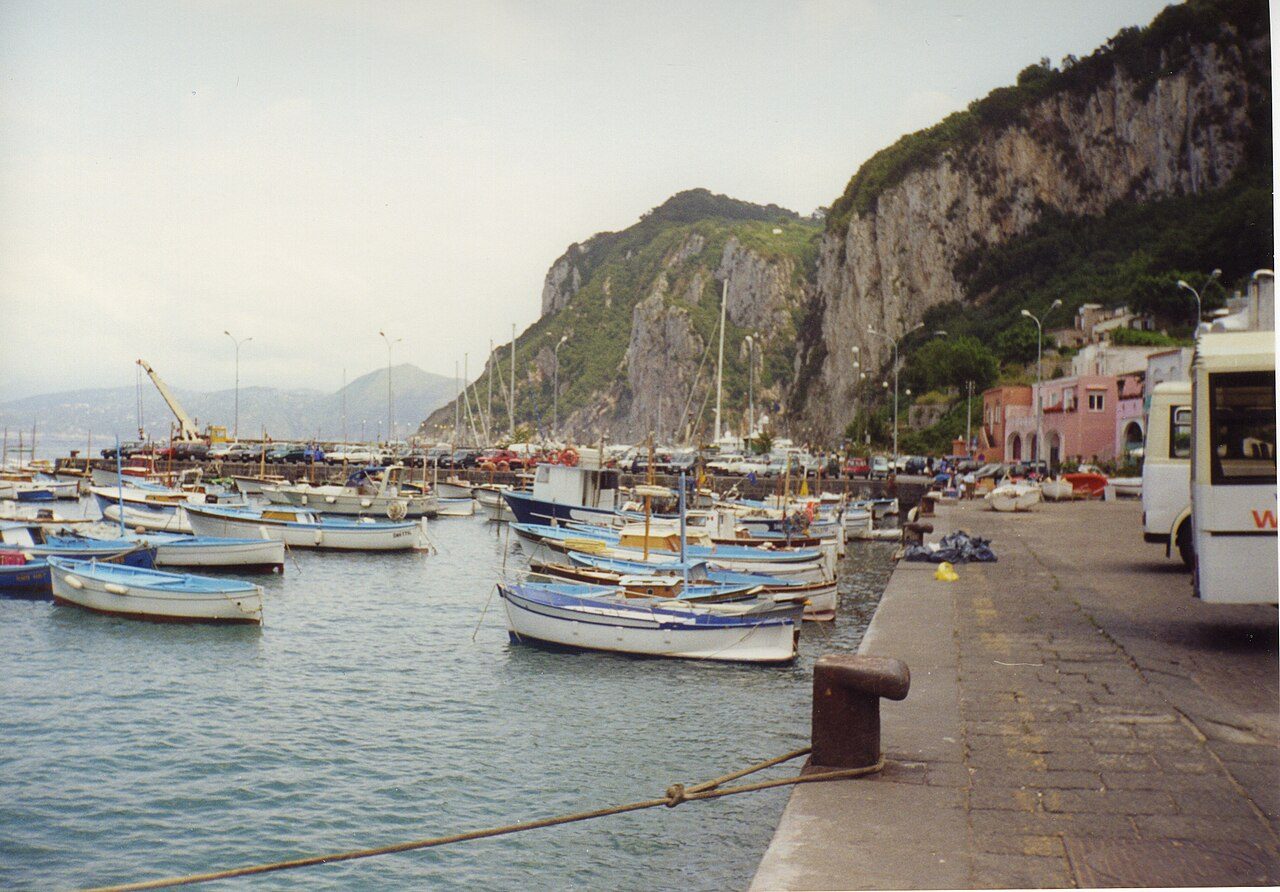 Marina Grande, el puerto donde empieza cualquier visita a lo que ver en Capri.