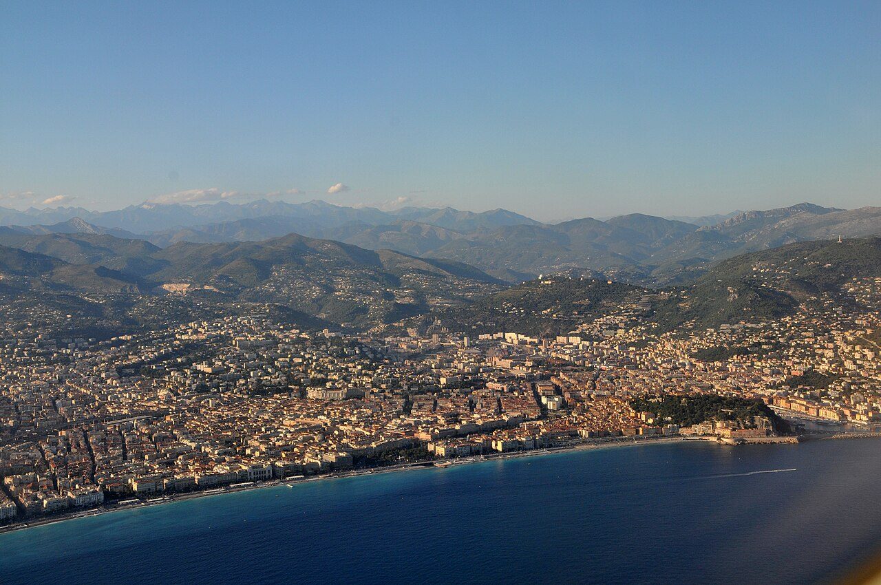 Vista aérea de la costa de Niza, primer contacto al llegar a la Costa Azul