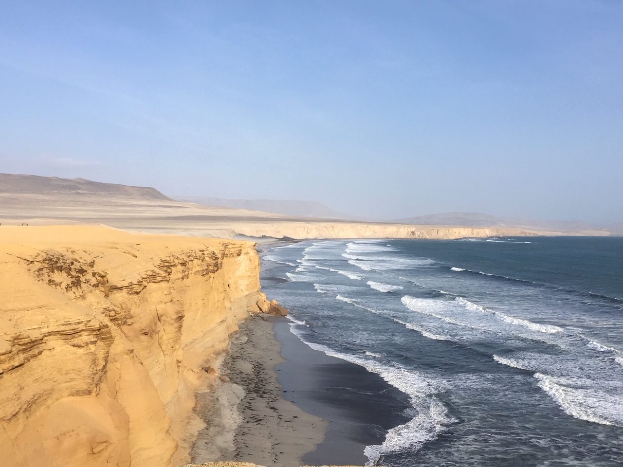 El paisaje donde el desierto se une al mar, una de las postales imprescindibles que ver en Paracas