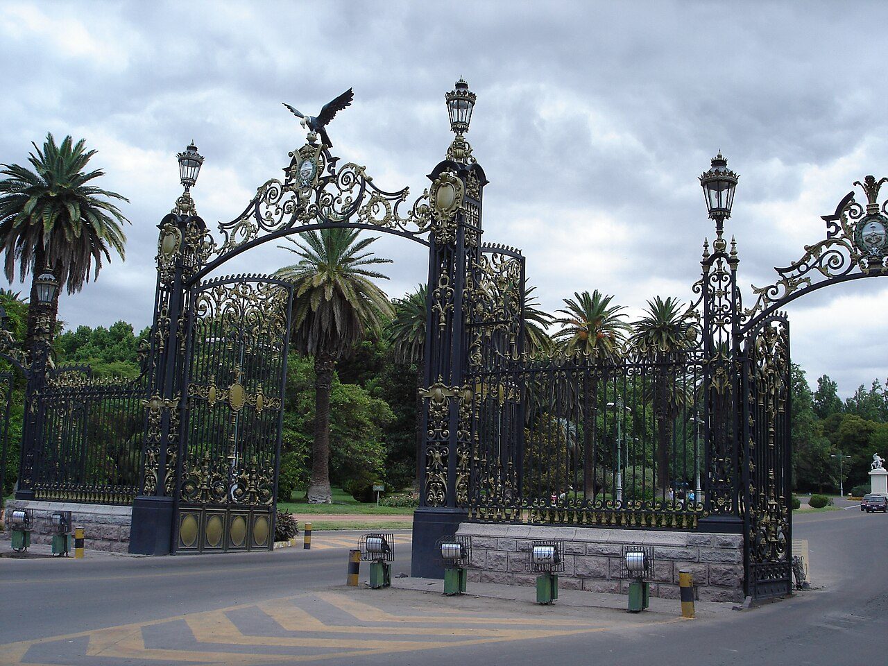 Los portones del Parque San Martín, uno de los grandes imprescindibles que ver en Mendoza