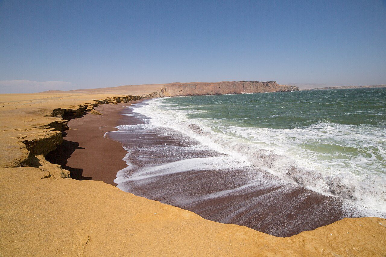 Playa Roja, uno de los miradores más fotografiados que ver en Paracas