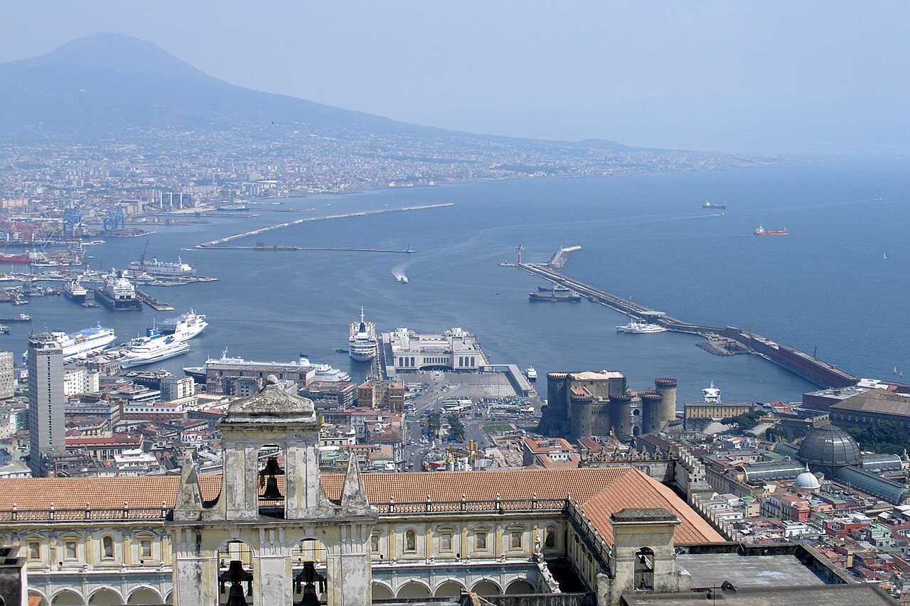 La bahía y el Vesubio desde los miradores, una vista imprescindible que ver en Nápoles