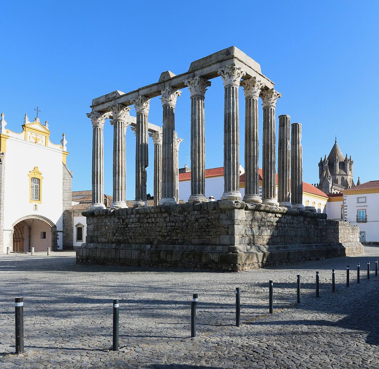 El templo romano, imprescindible que ver en Évora al atardecer