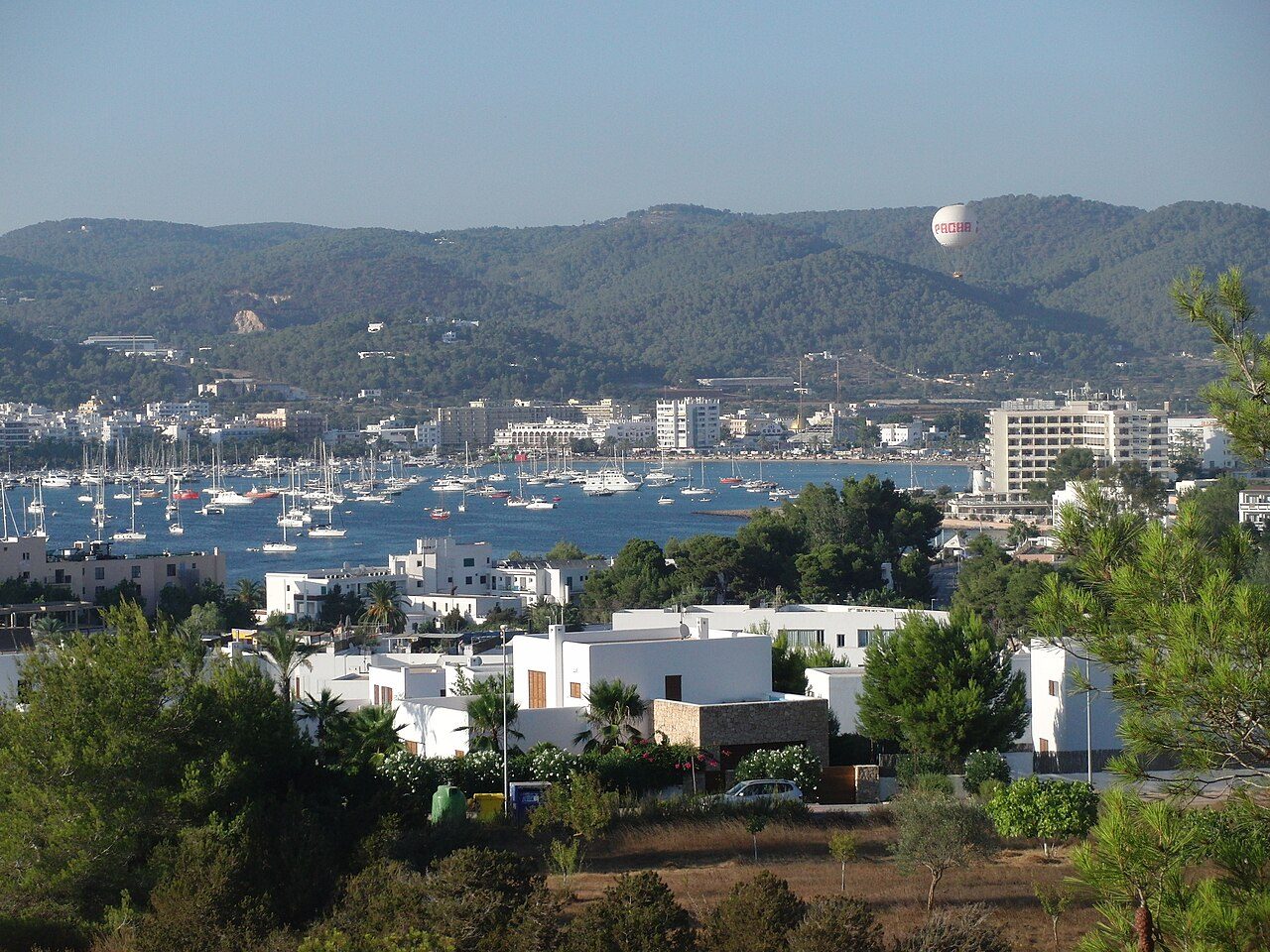 Vista de la bahía de San Antonio Abad, punto de partida de tu viaje a Ibiza