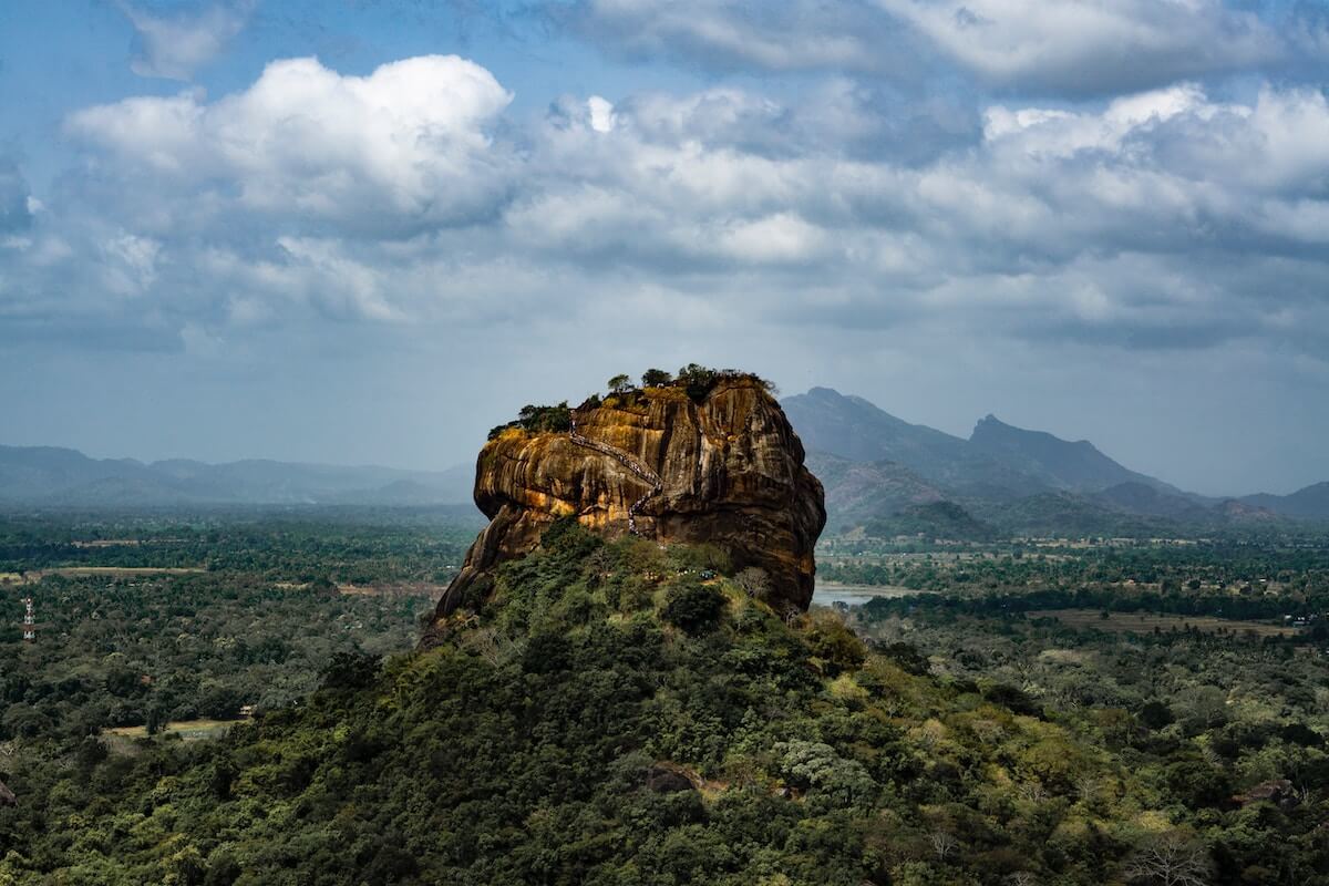 La Roca del León de Sigiriya emergiendo sobre la jungla, imagen imprescindible de Sri Lanka