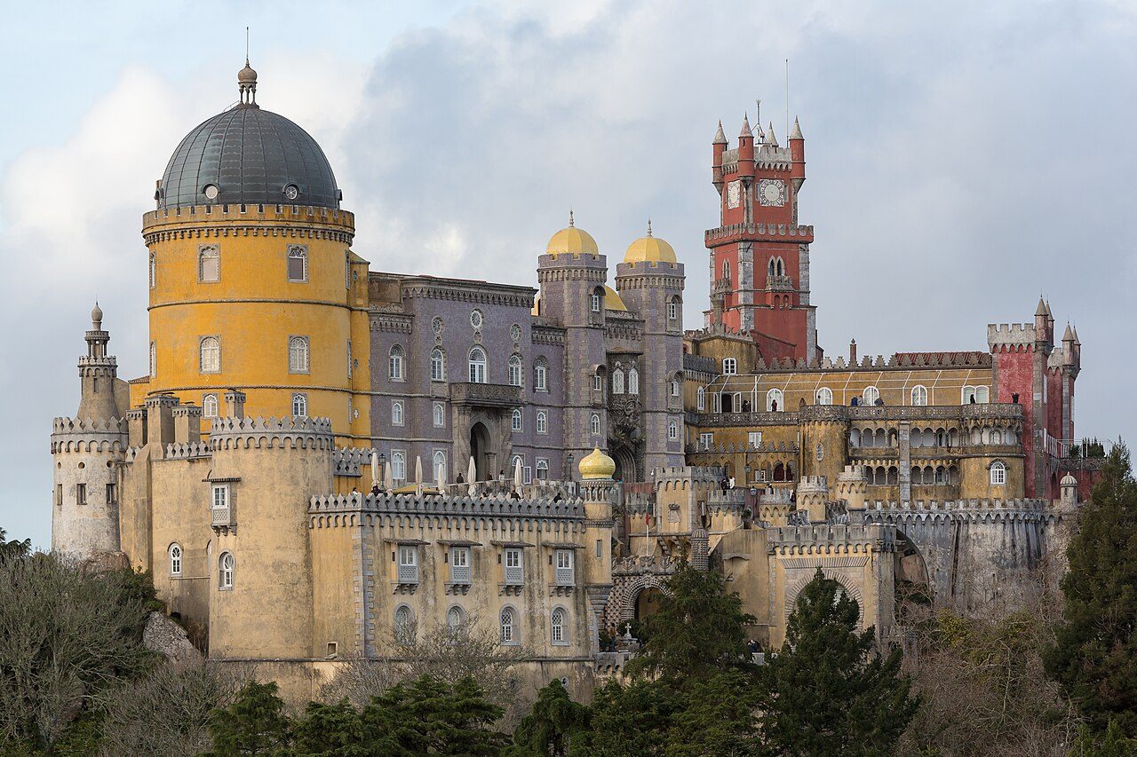 Visita guiada en Sintra: el colorido Palacio da Pena coronando la sierra.