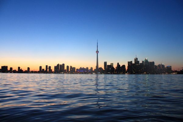 Vista del skyline de Toronto desde el lago, uno de los grandes atractivos que ver en Toronto