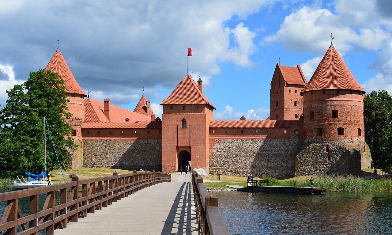 El castillo de Trakai sobre el lago, la mejor excursión cerca de Vilna