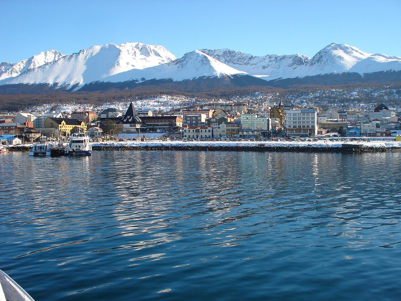 Vistas de Ushuaia, la ciudad más austral del mundo, entre el Canal Beagle y la montaña