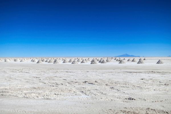 El Salar de Uyuni convertido en un espejo infinito, lo primero que hay que ver en Uyuni