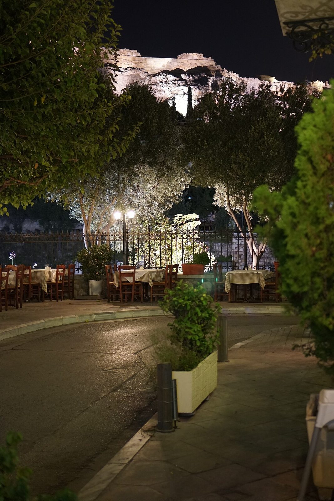 Las calles de Plaka, uno de los barrios con más encanto que ver en Atenas