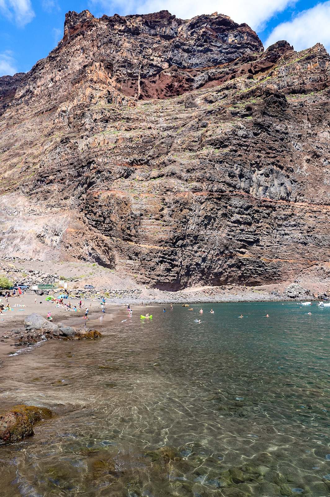 Las playas de arena negra cerca de Playa de Santiago, rodeadas de barrancos volcánicos
