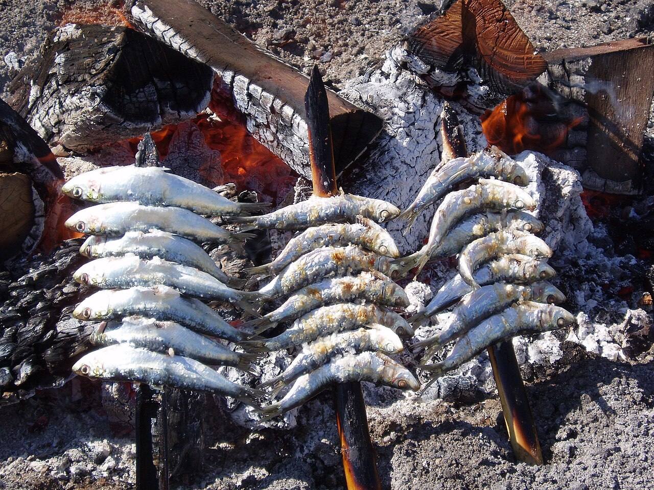 Espetos de sardinas, imprescindibles al comer en Marbella