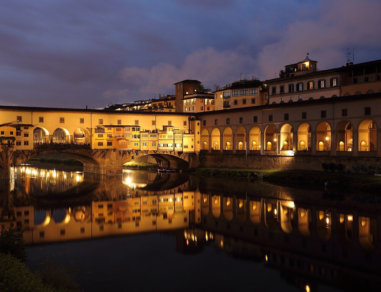 El Ponte Vecchio sobre el Arno, uno de los imprescindibles que ver en Florencia