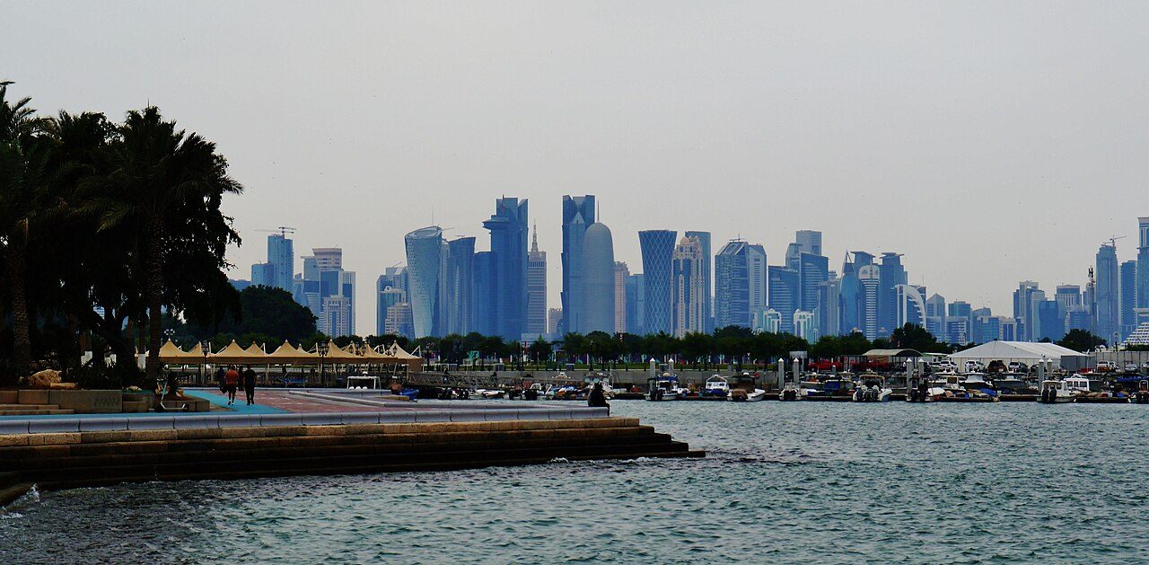 Vistas del skyline de Doha desde La Corniche, uno de los grandes atractivos que ver en Doha