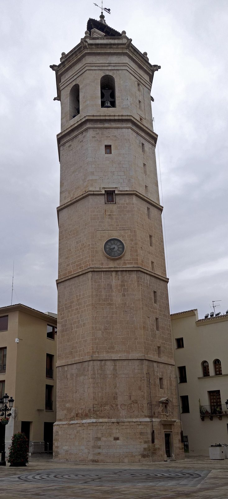 El Fadrí junto a la Concatedral, el monumento más reconocible de Castellón de la Plana