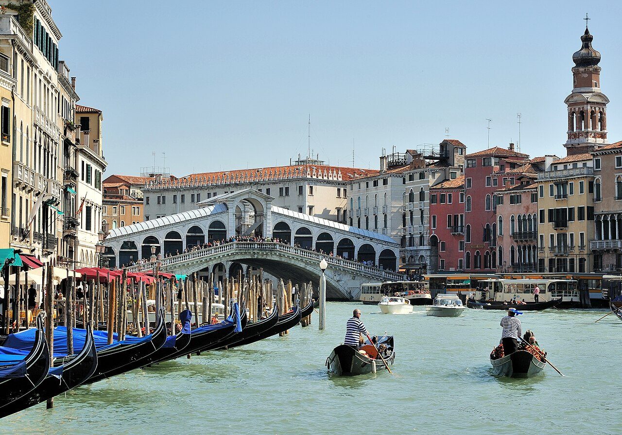 El Puente de Rialto, imprescindible en cualquier itinerario por Venecia