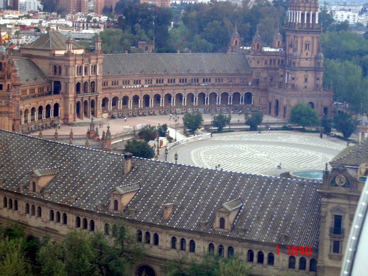 La monumental Plaza de España, uno de los lugares imprescindibles que ver en Sevilla
