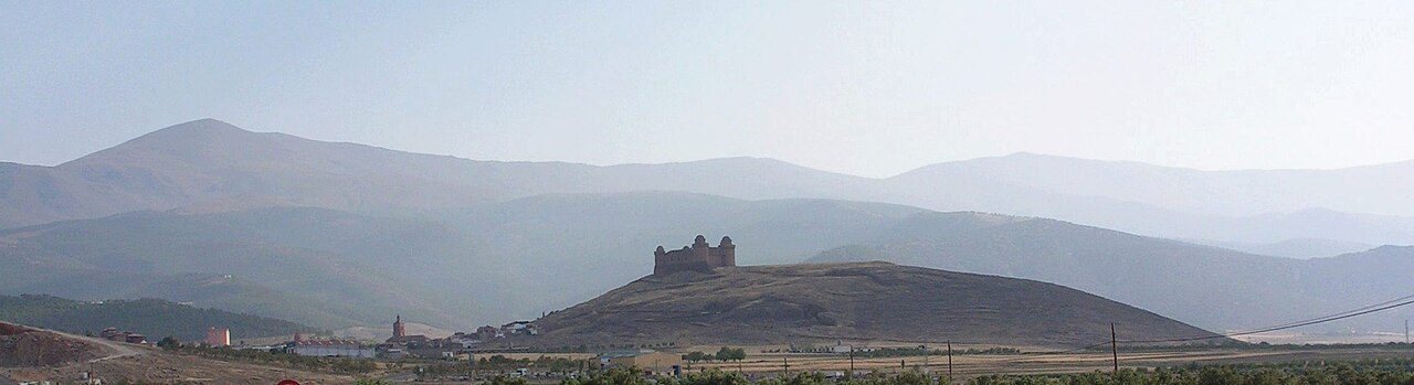 Vistas de Guadix con Sierra Nevada nevada desde uno de sus miradores