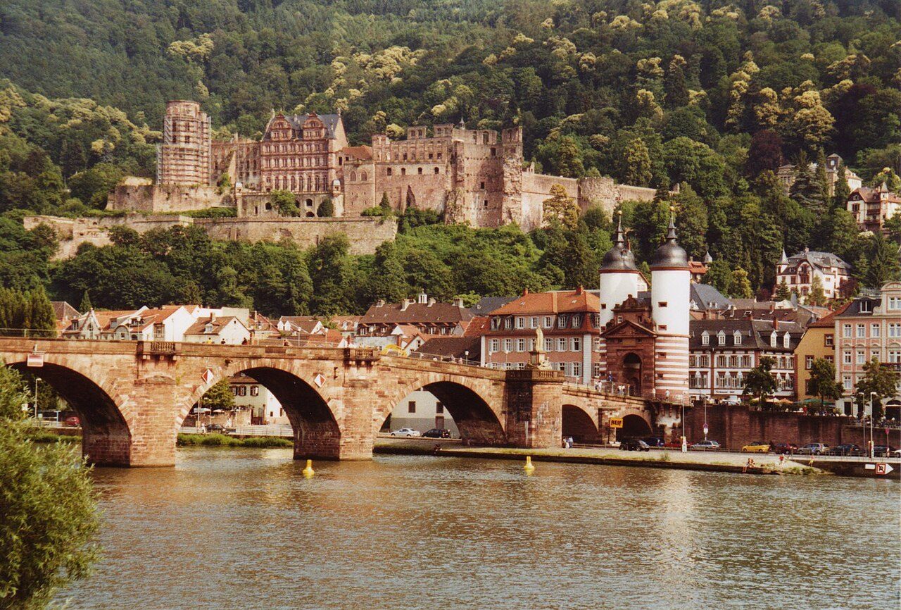 Vistas del casco antiguo de Heidelberg junto al río Neckar