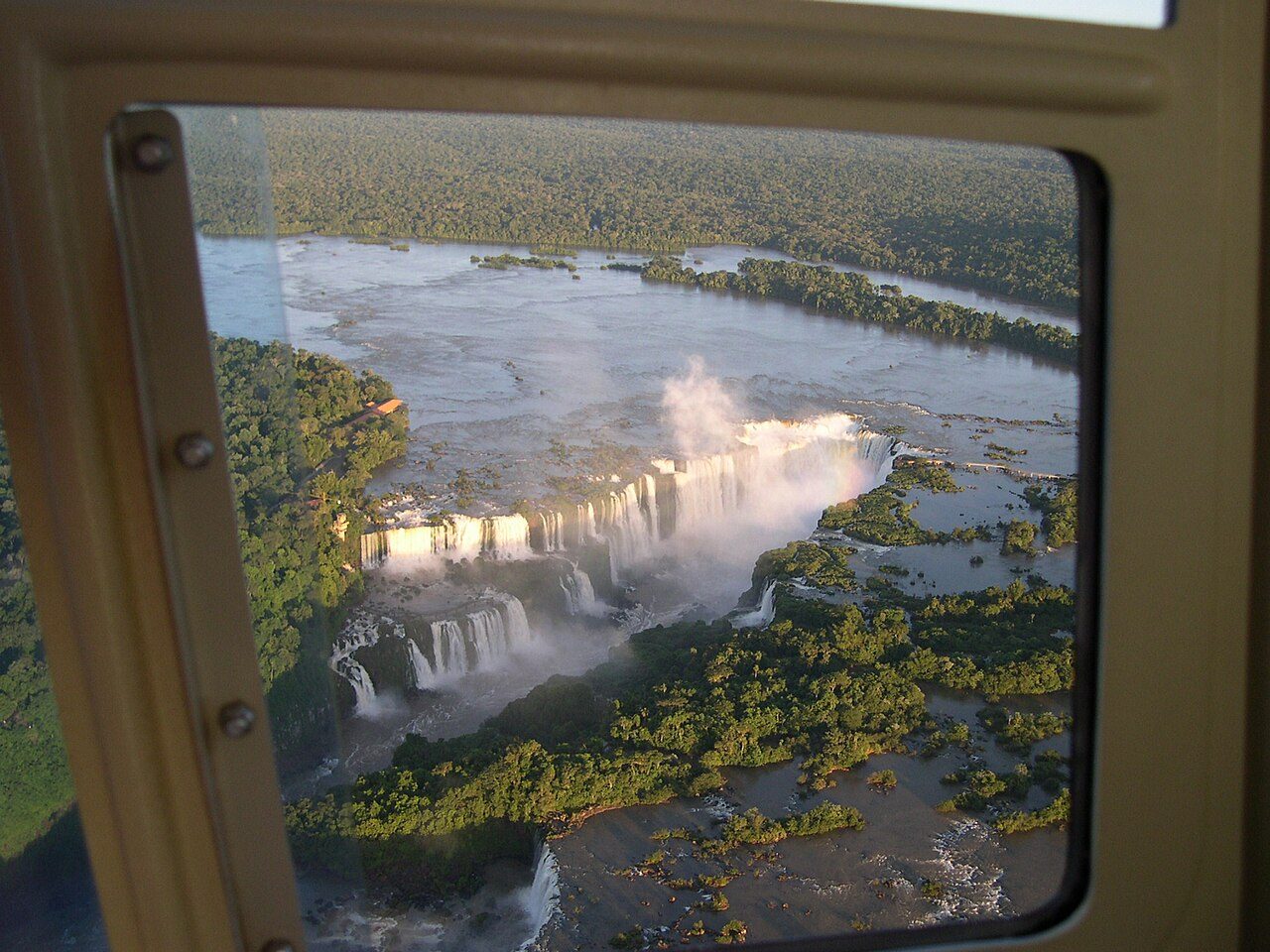 Vista aérea de las cataratas, el gran motivo para saber qué ver en Puerto Iguazú
