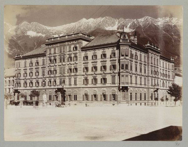 Vistas del casco antiguo de Innsbruck con los Alpes al fondo