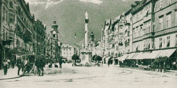 Vistas del casco antiguo de Innsbruck con los Alpes al fondo