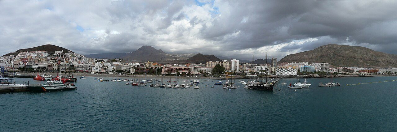 Vista del puerto y la playa de Los Cristianos, el corazón de esta localidad del sur de Tenerife