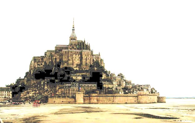 Primera vista del Mont Saint Michel recortado sobre la bahía de Normandía