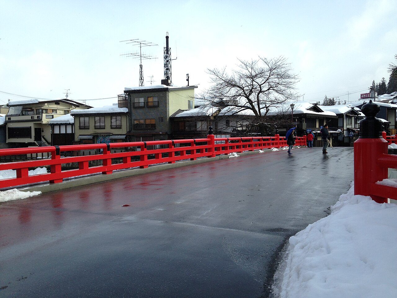 El puente rojo de Nakabashi, uno de los lugares más bonitos que ver en Takayama