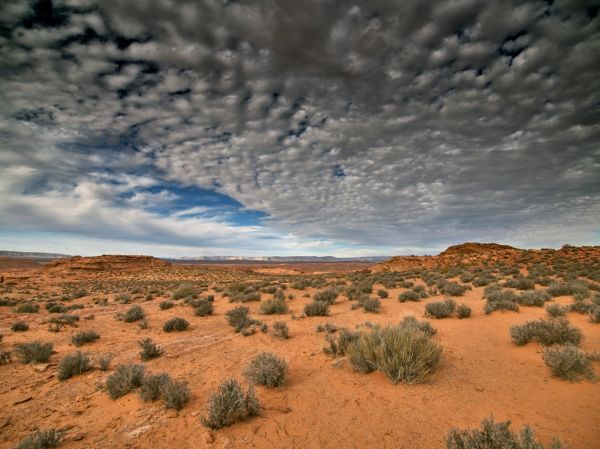 Las carreteras que llevan a Page cruzan el desierto rojizo de Arizona