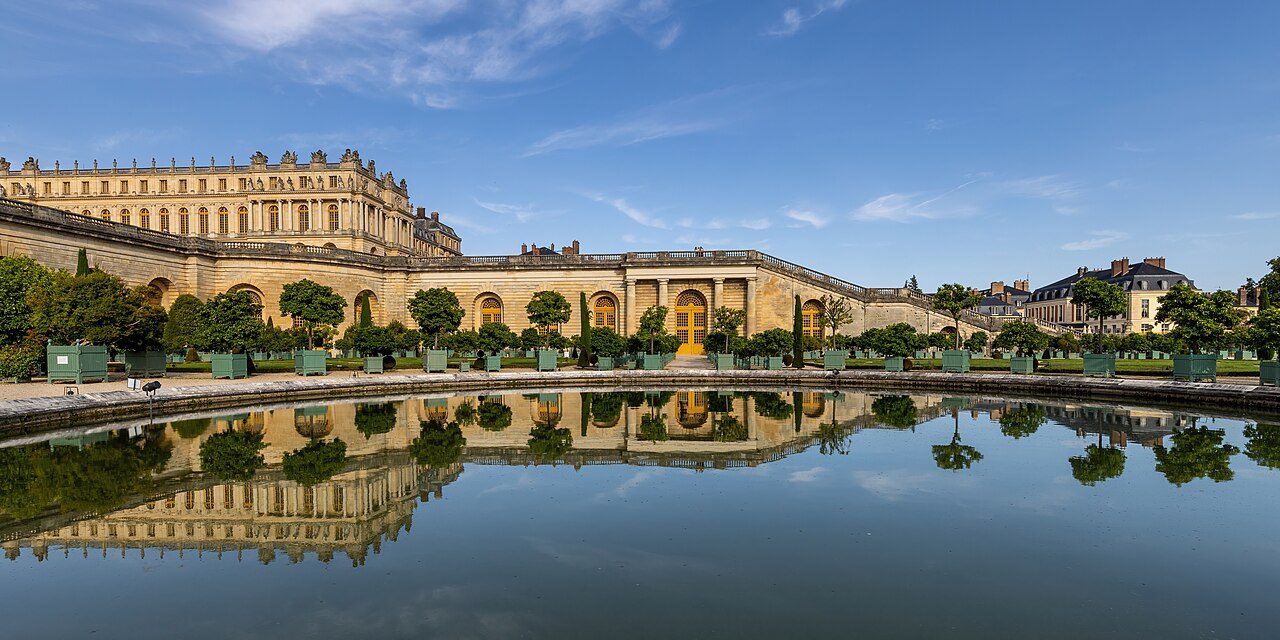 La imponente fachada del Palacio de Versalles, la excursión estrella desde París.