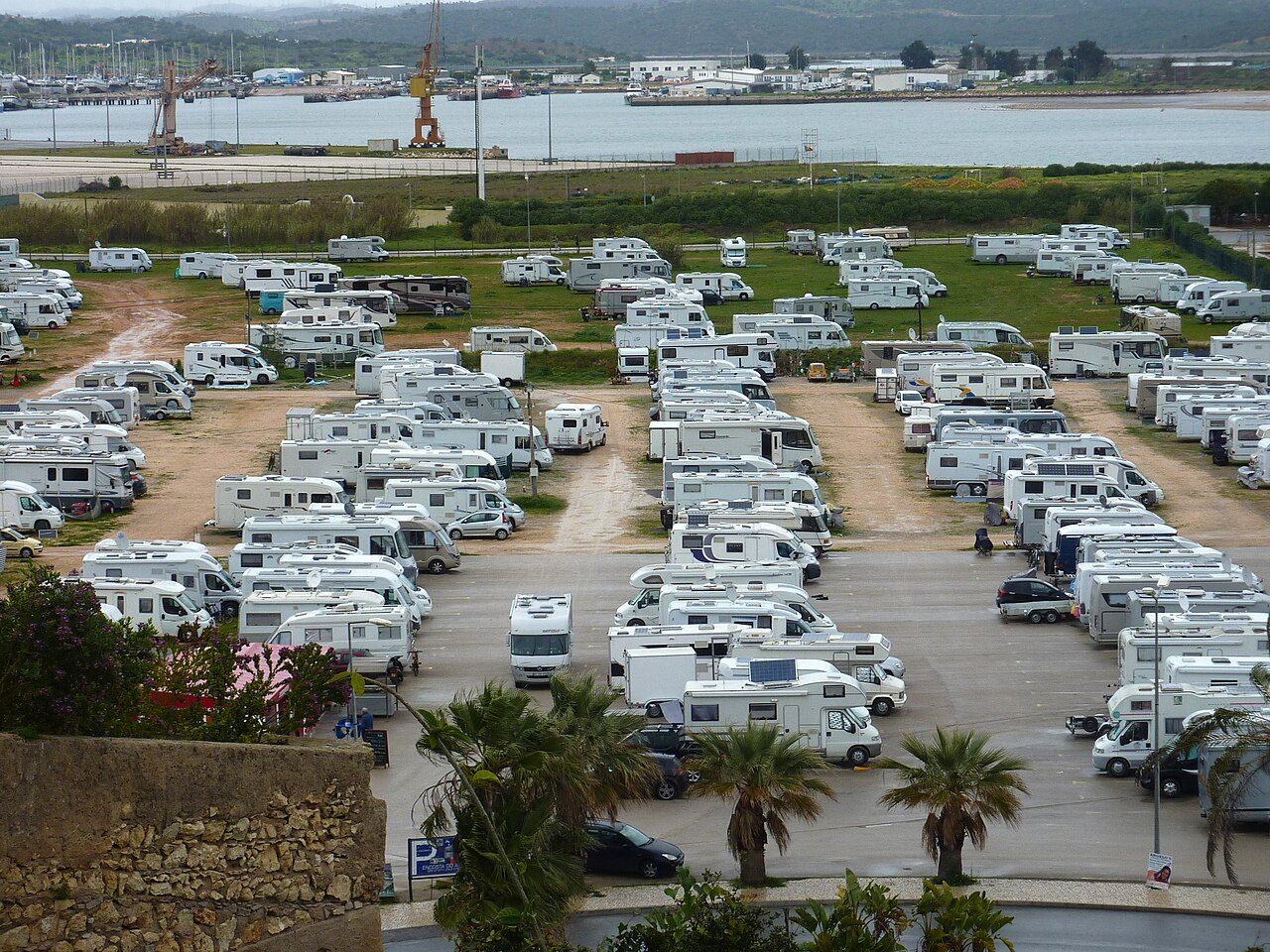 Vistas del puerto y la ría de Portimao, punto de partida para descubrir el Algarve