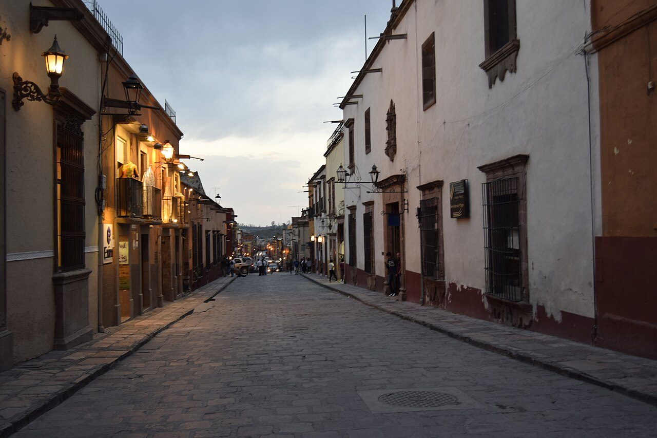 Calles empedradas y coloridas, la esencia de qué ver en San Miguel de Allende