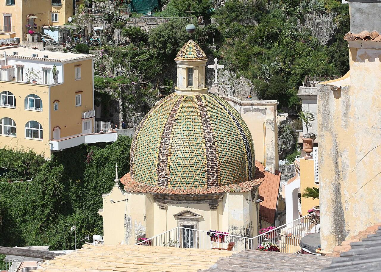 La cúpula de mayólica de Santa Maria Assunta, imprescindible que ver en Positano