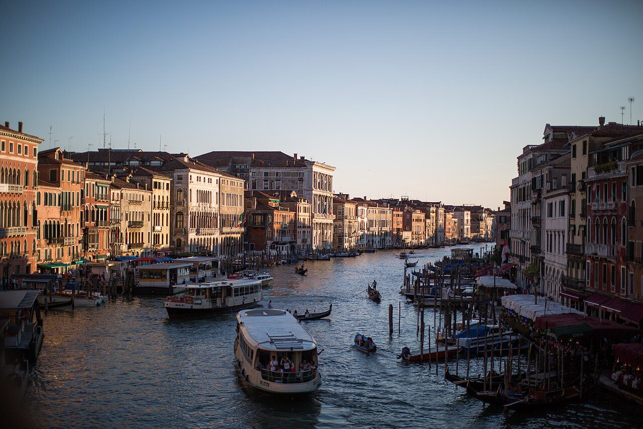 Llegar a Venecia por el agua es parte de la experiencia del viaje