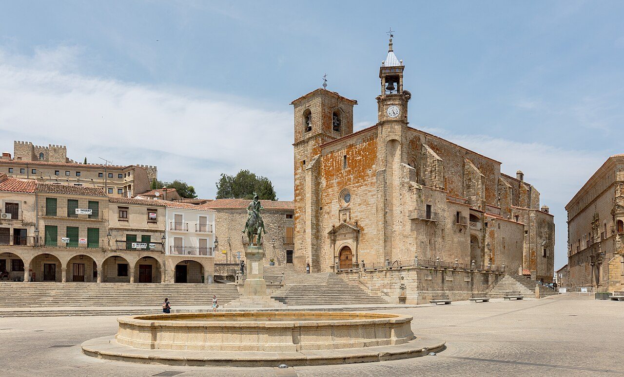 Vista de la Plaza Mayor, el mejor punto para empezar a ver Trujillo
