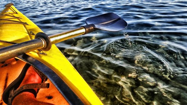 Kayak al amanecer sobre las aguas cristalinas de Bacalar